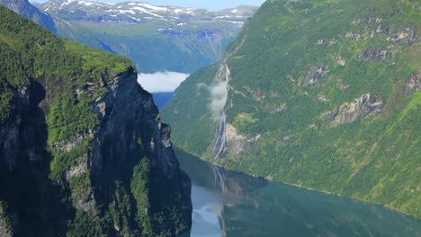 Aussichtsplattform-Am-Geirangerfjord,-Blick-Auf-Den-Wasserfall-„Sieben-Schwestern“.-Wunderschöne-Natur,-Norwegische-Naturlandschaft.